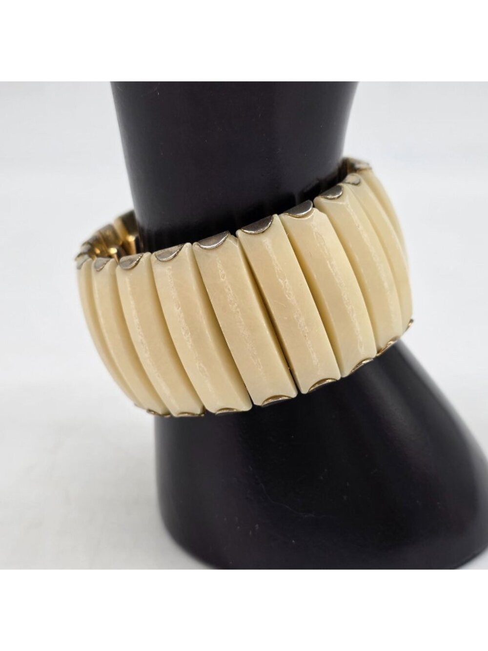 Ivory Colored Lucite Bead Chunky Stretch Bracelet Gold-Tone Accents Hong Kong